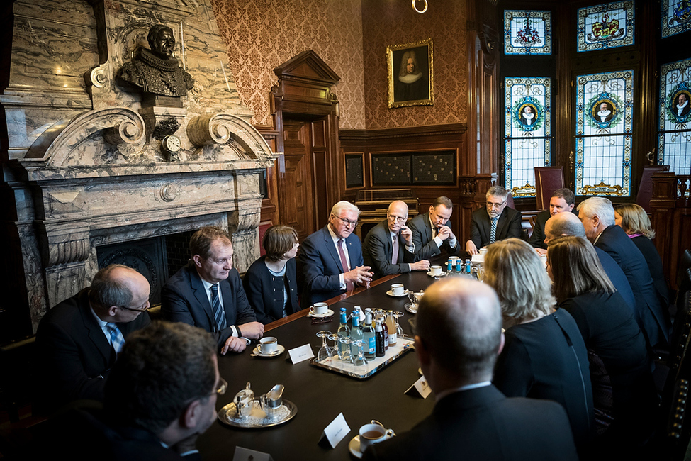 Bundespräsident Frank-Walter Steinmeier und Elke Büdenbender beim Gespräch mit dem Ersten Bürgermeister Olaf Scholz und Mitgliedern des Senats im Bürgermeisteramtszimmer des Hamburger Rathauses anlässlich des Antrittsbesuchs in Hamburg  