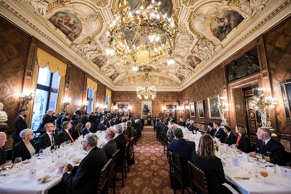 Bundespräsident Frank-Walter Steinmeier hält kurze Begrüßungsworte beim 'Senatsfrühstück' im Kaisersaal anlässlich des Antrittsbesuchs in Hamburg  