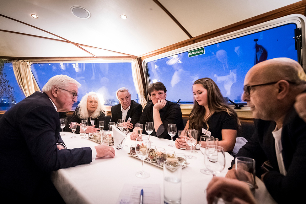 Bundespräsident Frank-Walter Steinmeier beim Gespräch mit ehrenamtlich Engagierten und Betroffenen der Ausschreitungen während des G20-Gipfels 2017 auf einer Barkassenfahrt durch den Hamburger Hafen anlässlich des Antrittsbesuchs in Hamburg  