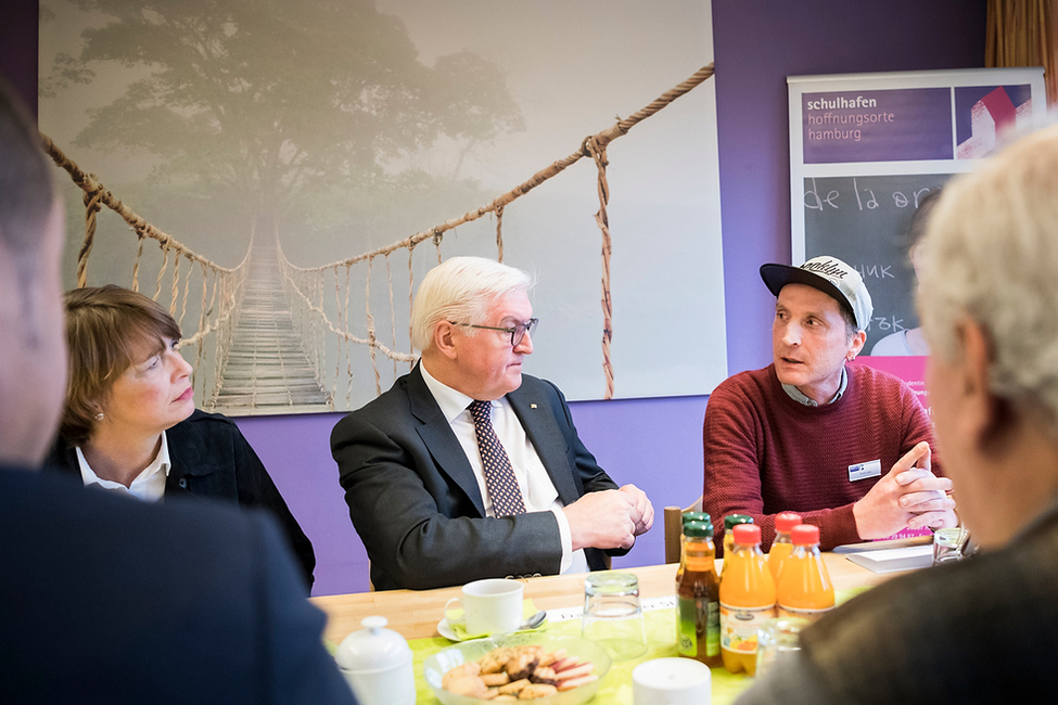 Bundespräsident Frank-Walter Steinmeier und Elke Büdenbender beim Besuch der Tagesaufenthaltsstätte Herz As Hamburg gGmbH anlässlich des Antrittsbesuchs in Hamburg  