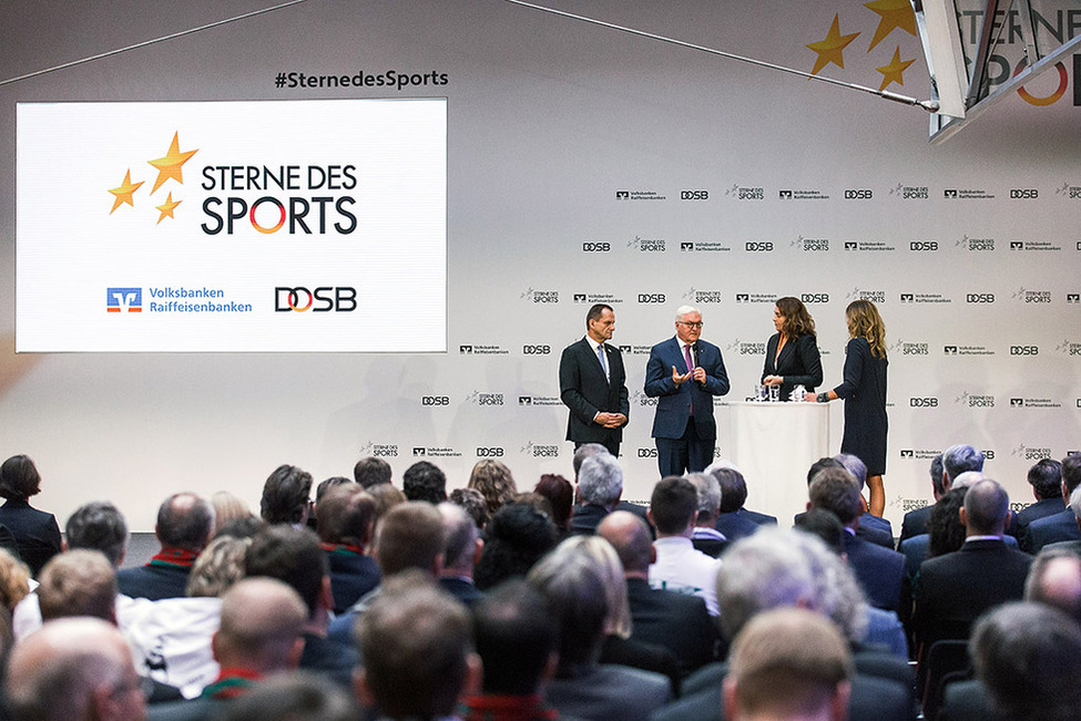 Bundespräsident Frank-Walter Steinmeier spricht mit Alfons Hörmann, Präsident des DOSB, und Marija Kolak, Präsidentin des Bundesverbandes der Deutschen Volks- und Raiffeisenbanken, bei der Preisverleihung 'Sterne des Sports' in Gold 2017 in Berlin 