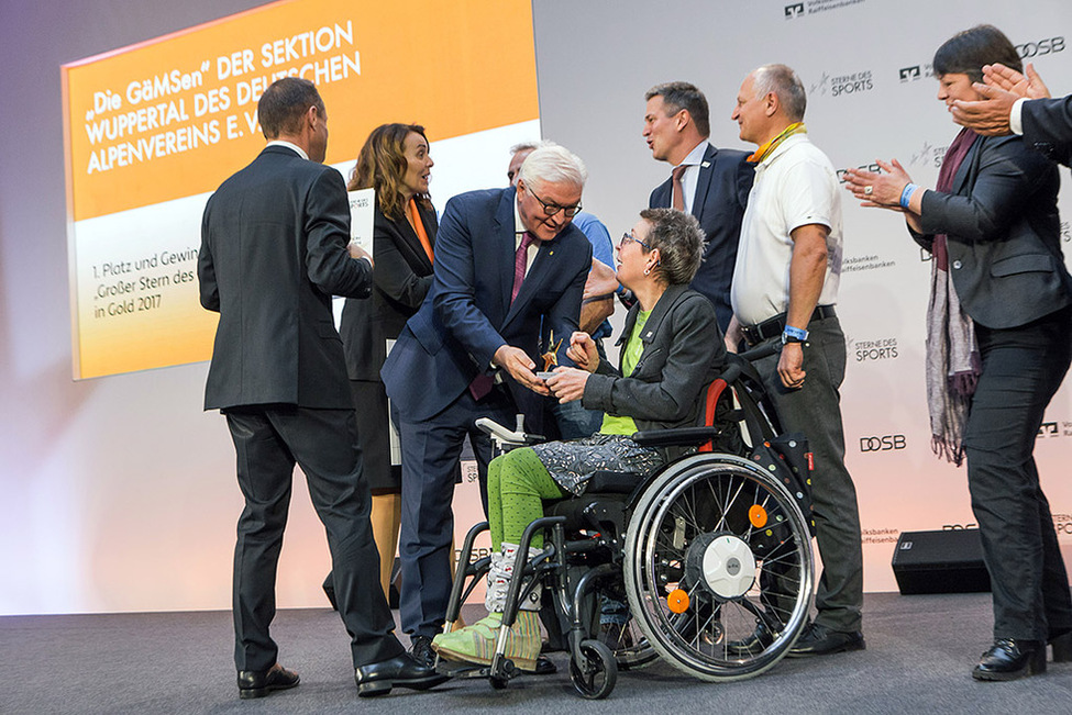 Bundespräsident Frank-Walter Steinmeier bei der Preisüberreichung an den Siegerverein 'Die GäMSen' aus Wuppertal bei der Preisverleihung 'Sterne des Sports' in Gold 2017 in der DZ-Bank in Berlin 