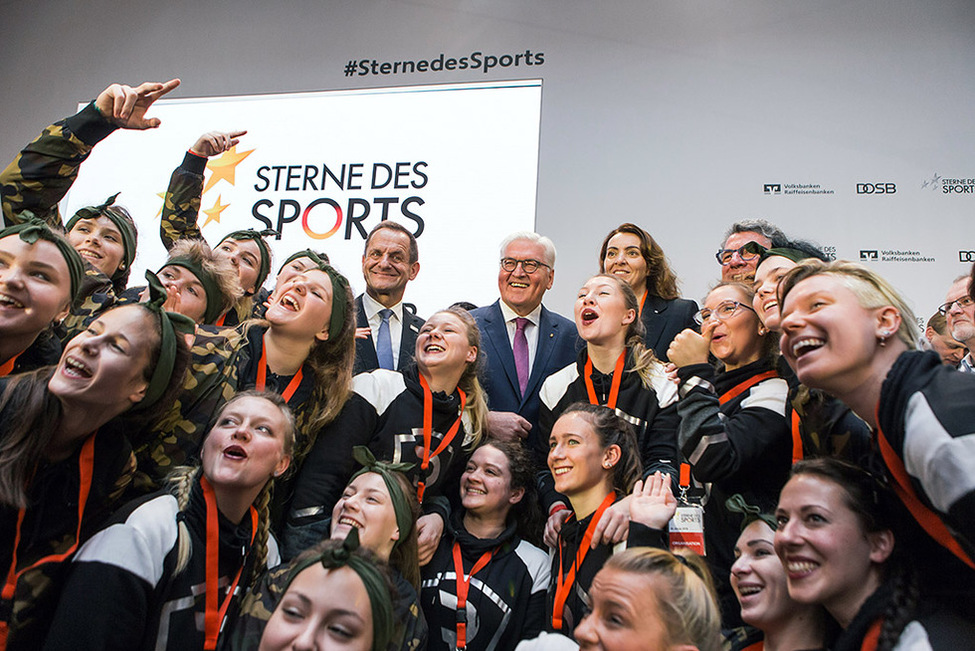 Bundespräsident Frank-Walter Steinmeier bei dem Gruppenfoto mit allen Preisträgern in der DZ-Bank bei der Preisverleihung 'Sterne des Sports' in Gold 2017 in Berlin 