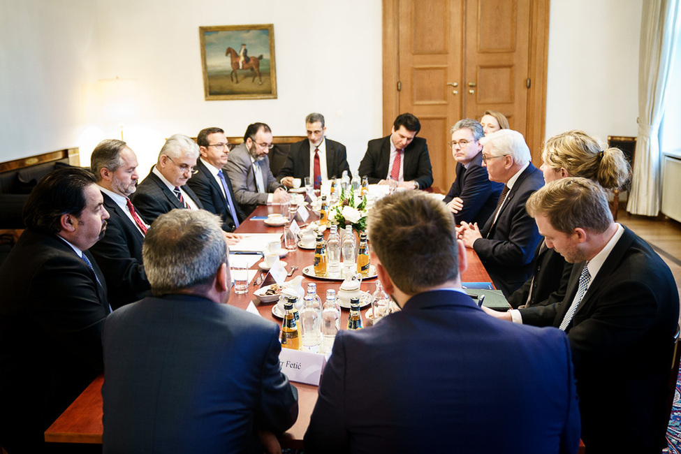 Bundespräsident Frank-Walter Steinmeier beim Gespräch mit Verbandsvertretern der großen sunnitisch geprägten Verbände im Gartensalon von Schloss Bellevue 