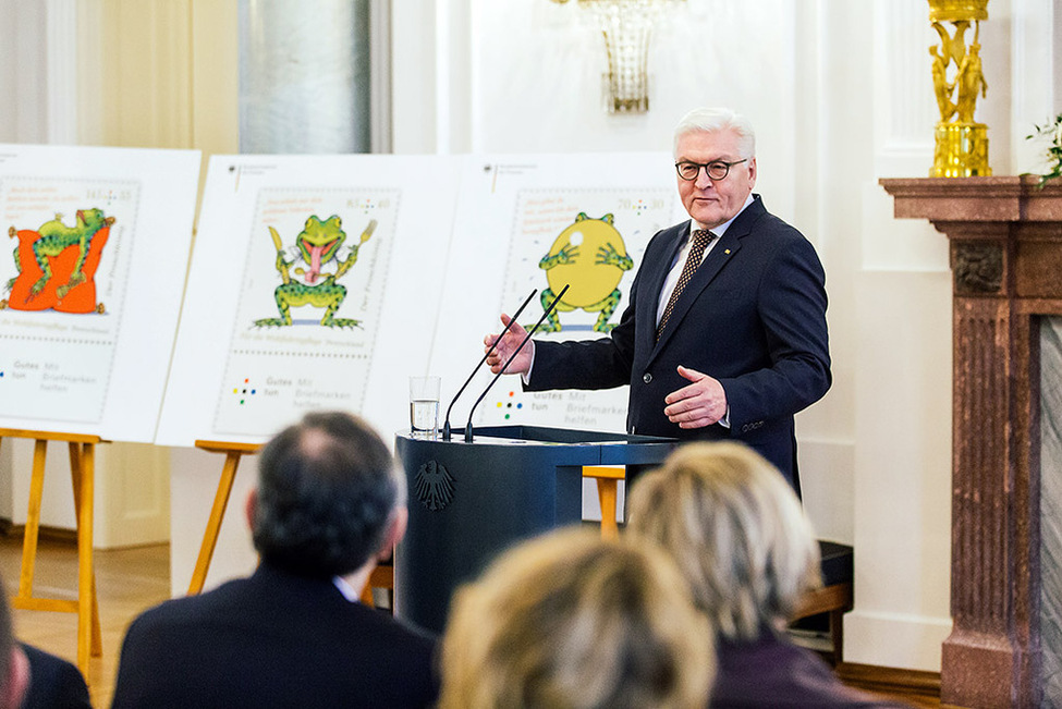 Bundespräsident Frank-Walter Steinmeier stellt die Wohlfahrtsmarken 2018 im Langhanssaal von Schloss Bellevue vor 