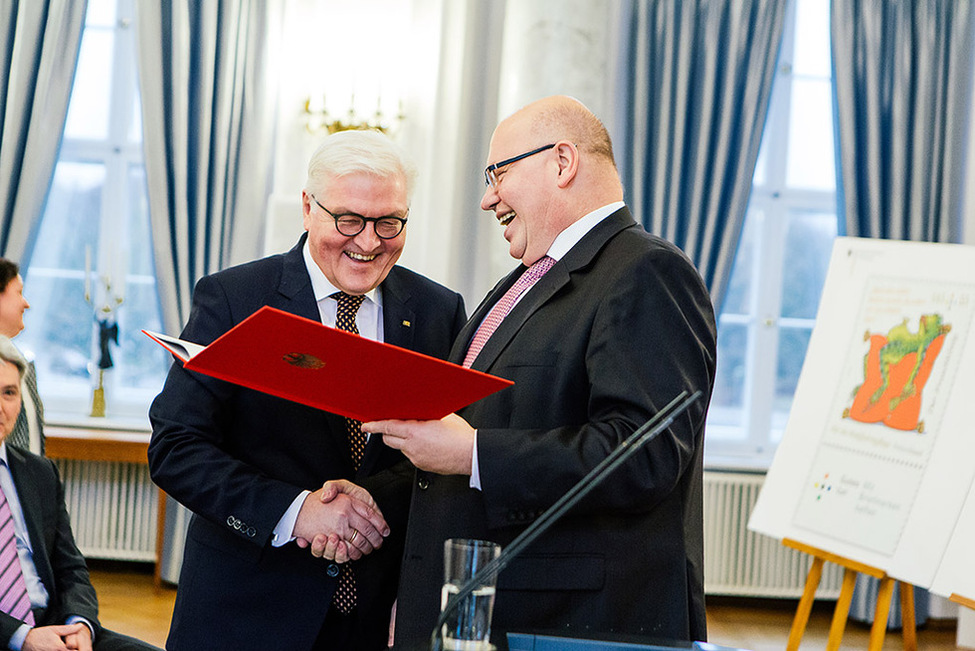 Bundespräsident Frank-Walter Steinmeier stellt die Wohlfahrtsmarken 2018 gemeinsam mit Bundesminister Peter Altmaier im Langhanssaal von Schloss Bellevue vor 