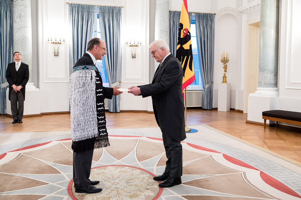 Bundespräsident Frank-Walter Steinmeier beim Empfang des Beglaubigungsschreibens von Rupert Thomas Holborow aus Neuseeland im Langhanssaal von Schloss Bellevue anlässlich der Akkreditierung von Botschaftern