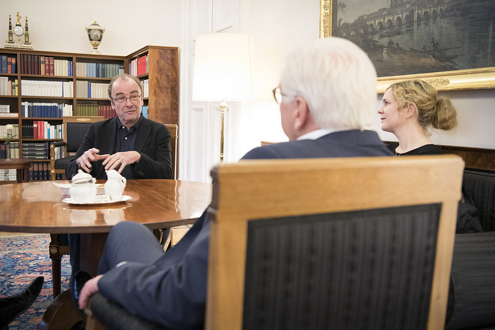 Bundespräsident Frank-Walter Steinmeier beim Gespräch mit dem österreichischen Schriftsteller Robert Menasse im Amtszimmer von Schloss Bellevue anlässlich der Reihe 'Begegnungen in Bellevue'