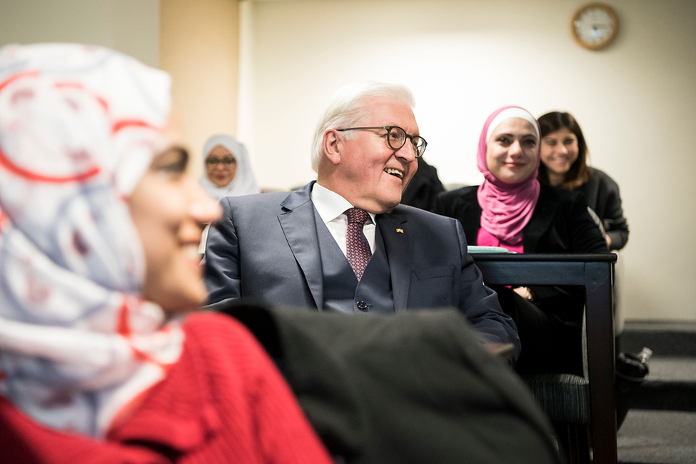 Bundespräsident Frank-Walter Steinmeier beim Gespräch mit Studierenden in der German Jordanian University in Amman anlässlich des offiziellen Besuchs im Haschemitischen Königreich Jordanien