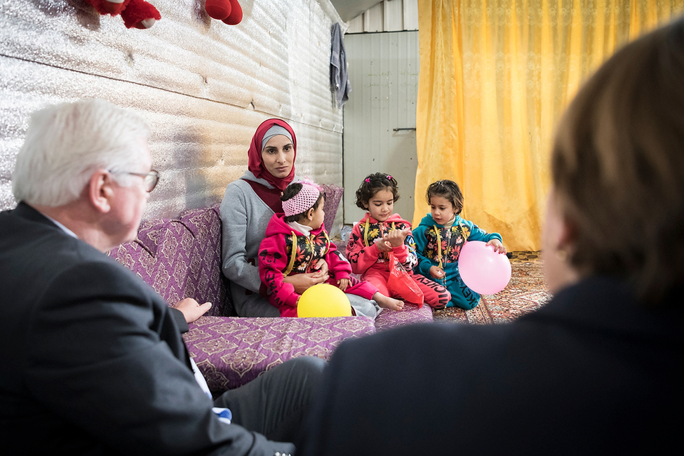 Bundespräsident Frank-Walter Steinmeier und Elke Büdenbender beim Gespräch mit einer Flüchtlingsfamilie im Flüchtlingslager Al-Azrak anlässlich des offiziellen Besuchs im Haschemitischen Königreich Jordanien