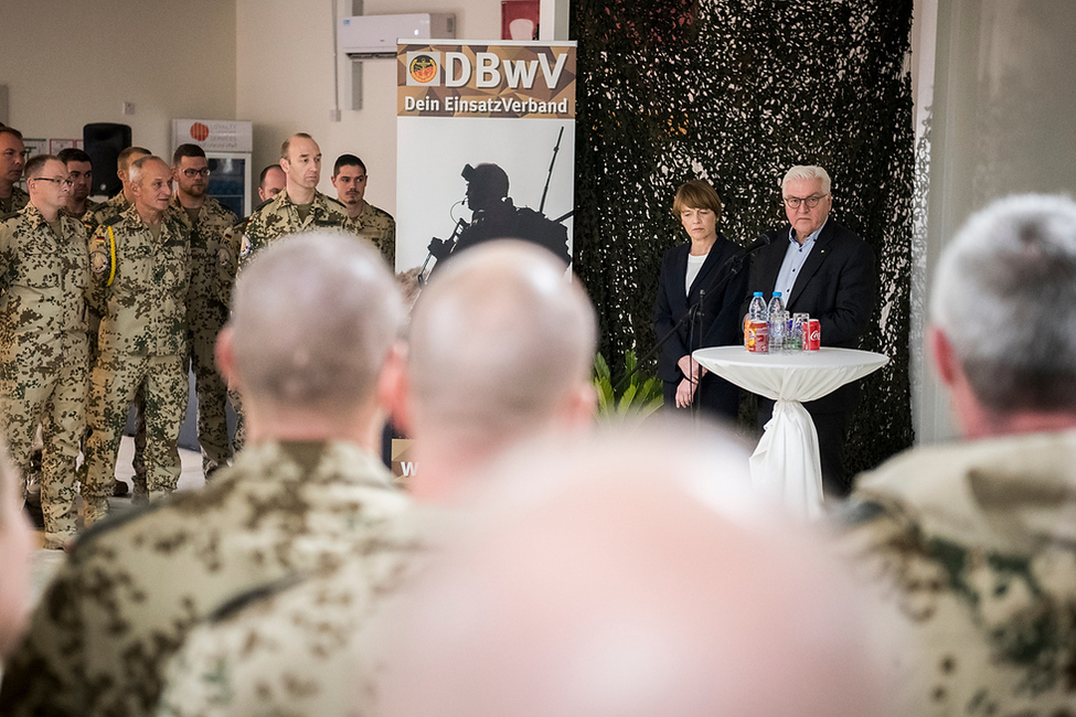 Bundespräsident Frank-Walter Steinmeier und Elke Büdenbender bei der Begegnung mit deutschen Soldaten und Soldatinnen einer jordanischen Luftwaffenbasis anlässlich des offiziellen Besuchs im Haschemitischen Königreich Jordanien