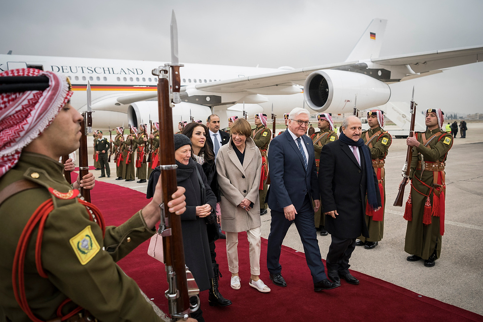 Bundespräsident Frank-Walter Steinmeier und Elke Büdenbender bei der Ankunft auf dem Marka-International-Flughafen in Amman anlässlich des offiziellen Besuchs im Haschemitischen Königreich Jordanien