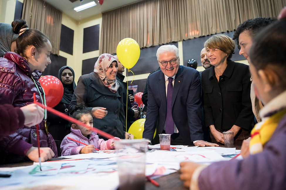 Bundespräsident Frank-Walter Steinmeier und Elke Büdenbender bei der Besichtigung der Doppelschicht-Schule und Gespräch mit Schülerinnen und Schülern in der Al-Quds-Schule in Amman anlässlich des offiziellen Besuchs im Haschemitischen Königreich Jordanien