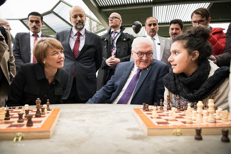 Bundespräsident Frank-Walter Steinmeier und Elke Büdenbender beim Austausch mit Schülerinnen in der Al-Quds-Schule während eines Schachwettbewerbes in Amman anlässlich des offiziellen Besuchs im Haschemitischen Königreich Jordanien