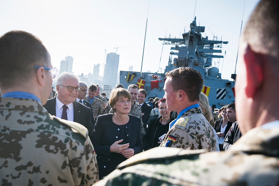 Bundespräsident Frank-Walter Steinmeier und Elke Büdenbender beim Gespräch mit deutschen Soldatinnen und Soldaten der Mission UNIFIL an der Anlegestelle der Korvette 'Magdeburg' im Hafen von Beirut anlässlich des offiziellen Besuchs im Libanon 