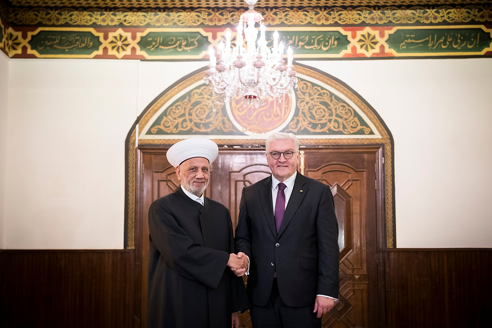 Bundespräsident Frank-Walter Steinmeier bei der Begrüßung durch den Großmufti, Scheich Abdullatif Fayez Derian, in seinem Sitz anlässlich des offiziellen Besuchs im Libanon 