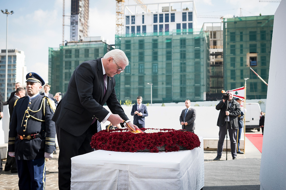 Bundespräsident Frank-Walter Steinmeier bei der Kranzniederlegung am Denkmal der Märtyrer in Beirut anlässlich des offiziellen Besuchs im Libanon 