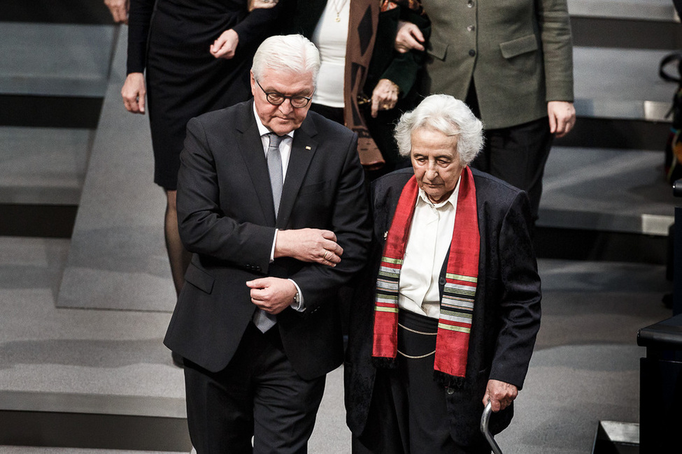 Bundespräsident Frank-Walter Steinmeier beim gemeinsamen Gang in den Plenarsaal mit der Überlebenden Anita Lasker Wallfisch anlässlich der Gedenkstunde des Deutschen Bundestages zum Tag des Gedenkens an die Opfer des Nationalsozialismus 