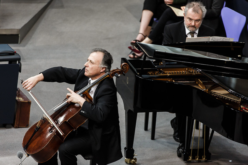 Musikalischer Beitrag von Raphael Wallfisch, Sohn von Überlebenden Anita Lasker Wallfisch, im Plenarsaal des Bundestags anlässlich der Gedenkstunde des Deutschen Bundestages zum Tag des Gedenkens an die Opfer des Nationalsozialismus  