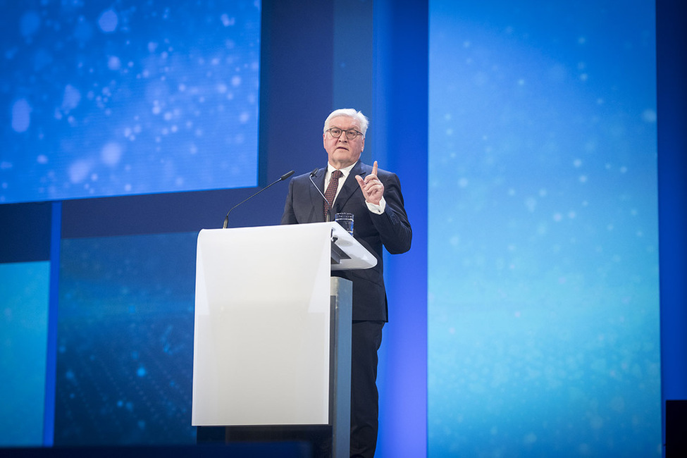 Bundespräsident Frank-Walter Steinmeier hält eine Ansprache bei der Festveranstaltung zum 100-jährigen Bestehen der DekaBank Deutsche Girozentrale in Frankfurt am Main 