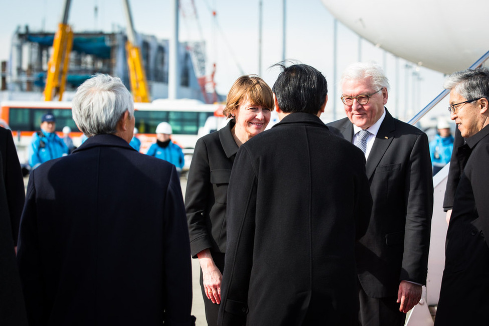 Bundespräsident Frank-Walter Steinmeier und Elke Büdenbender bei der Ankunft in Tokio