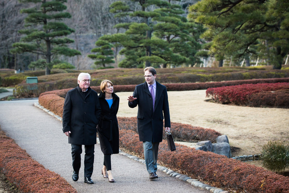 Bundespräsident Frank-Walter Steinmeier und Elke Büdenbender beim gemeinsamen Rundgang durch die kaiserlichen Gärten mit Sven Saaler, Professor für moderne japanische Geschichte an der Sophia-Universität in Tokio 