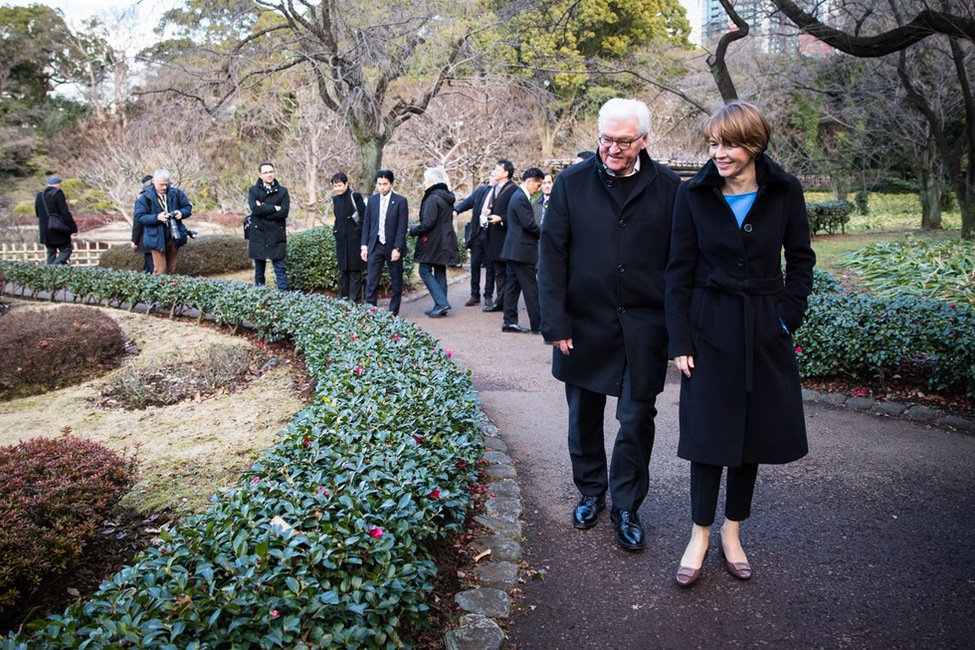 Bundespräsident Frank-Walter Steinmeier und Elke Büdenbender beim gemeinsamen Rundgang durch die kaiserlichen Gärten in Tokio 