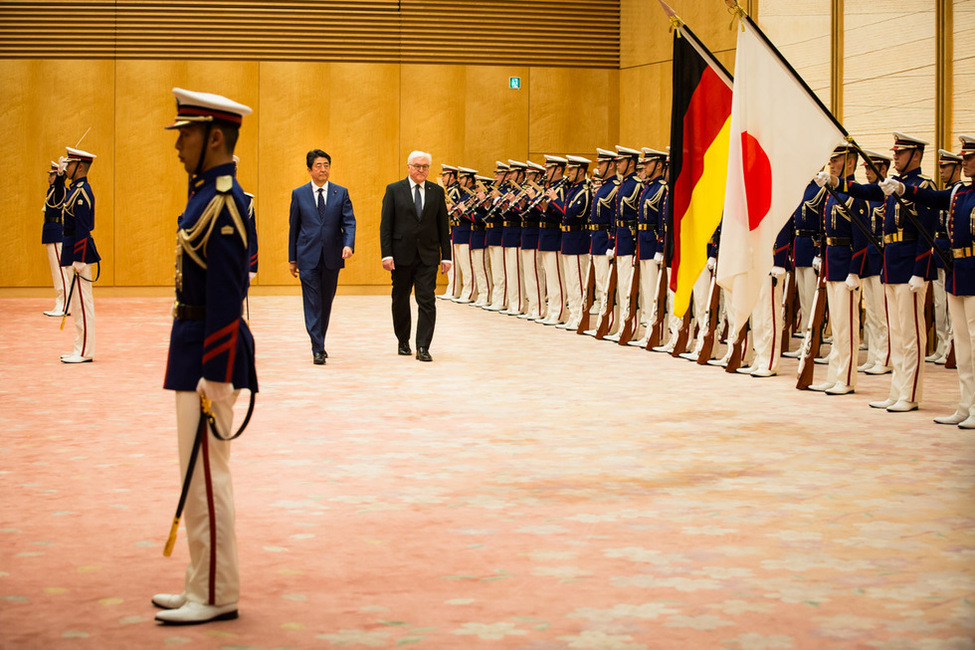 Bundespräsident Frank-Walter Steinmeier wird mit militärischen Ehren durch den Premierminister von Japan, Shinzō Abe, im Amtssitz des Premierministers in Tokio anlässlich des Besuchs in Japan begrüßt