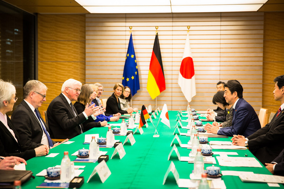 Bundespräsident Frank-Walter Steinmeier im Gespräch mit dem Premierminister von Japan, Shinzō Abe, im Amtssitz des Premierministers in Tokio anlässlich des Besuchs in Japan