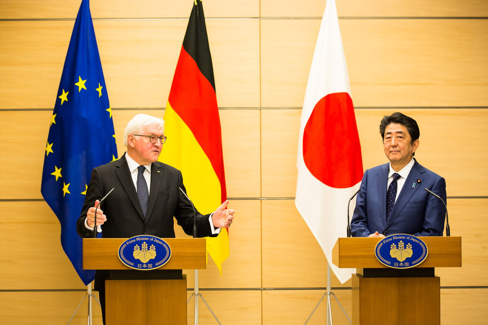 Bundespräsident Frank-Walter Steinmeier und der Premierminister von Japan, Shinzō Abe, bei der gemeinsamen Begegnung mit der Presse im Amtssitz des Premierministers in Tokio anlässlich des Besuchs in Japan