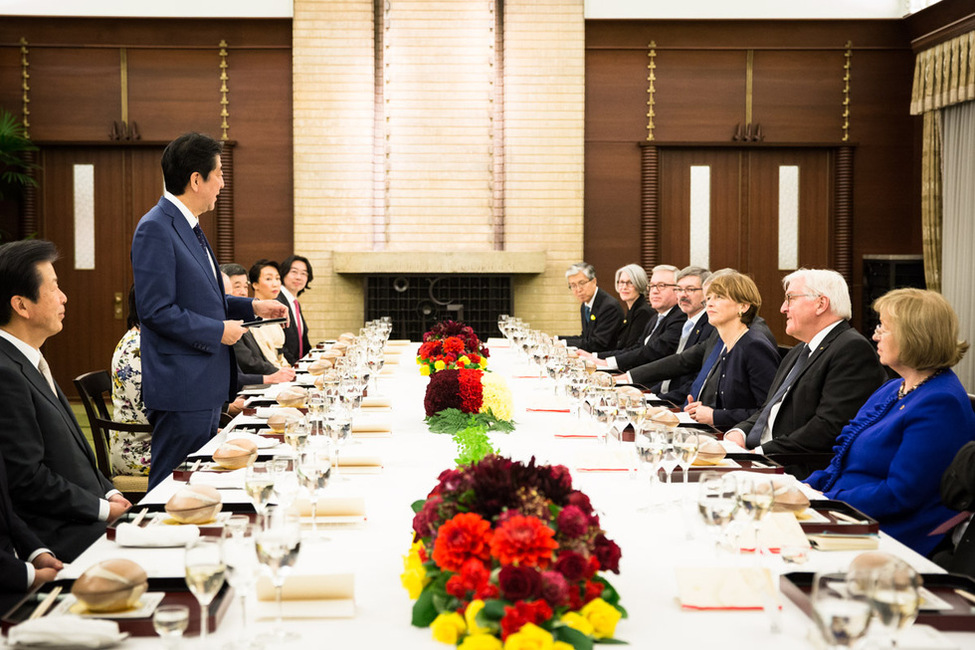 Bundespräsident Frank-Walter Steinmeier und Elke Büdenbender beim Abendessen gegeben von dem Premierminister von Japan, Shinzō Abe, im Amtssitz des Premierministers in Tokio anlässlich des Besuchs in Japan