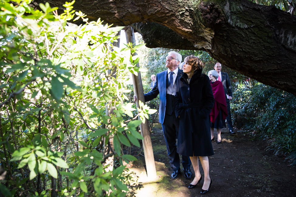 Bundespräsident Frank-Walter Steinmeier und Elke Büdenbender beim gemeinsamen Rundgang durch den Garten der Residenz des deutschen Botschafters in Tokio 