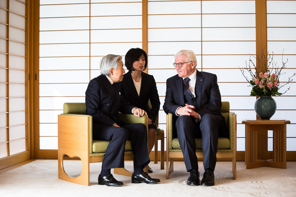 Bundespräsident Frank-Walter Steinmeier im Gespräch mit Kaiser Akihito in der Residenz im Kaiserpalast in Tokio anlässlich des Besuchs in Japan