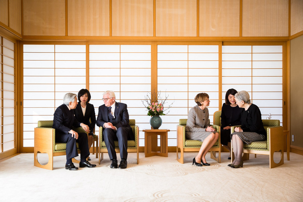 Bundespräsident Frank-Walter Steinmeier und Elke Büdenbender im Gespräch Kaiser Akihito und Kaiserin Michiko in der Residenz im Kaiserpalast in Tokio anlässlich des Besuchs in Japan