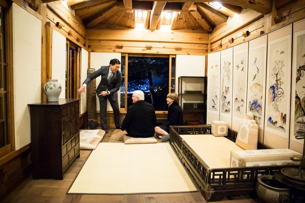 Bundespräsident Frank-Walter Steinmeier und Elke Büdenbender beim gemeinsamen Rundgang durch das Korea Furniture Museum in Seoul mit dem Direktor für strategische Planung, Joshua Park