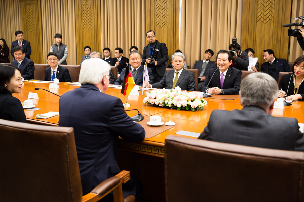 Bundespräsident Frank-Walter Steinmeier im Gespräch mit dem Präsidenten der Nationalversammlung, Chung Sye-Kyun, in Seoul anlässlich des Besuchs in Korea