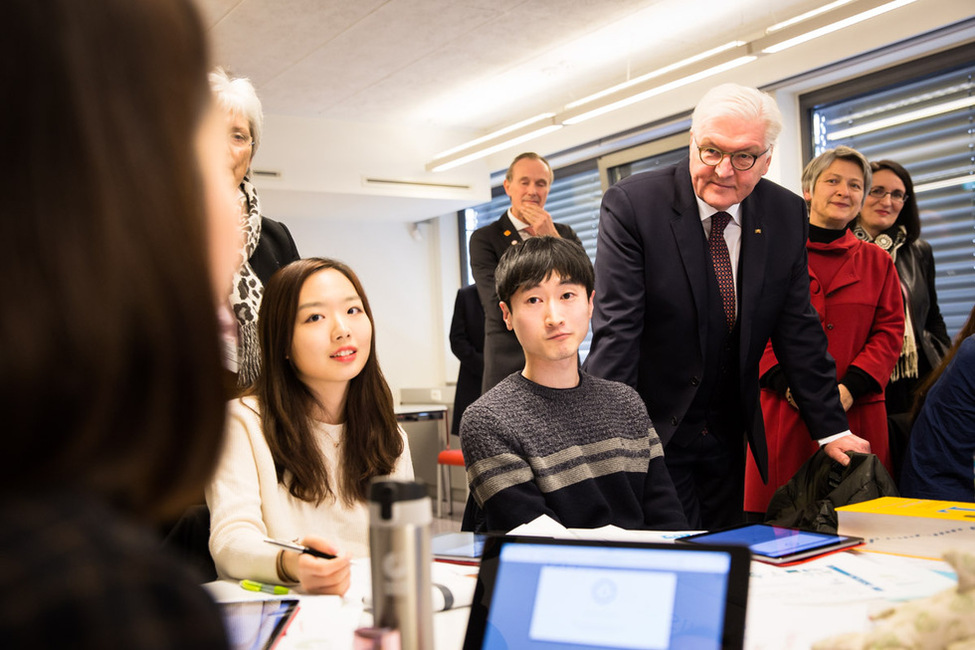 Bundespräsident Frank-Walter Steinmeier besucht eine Deutsch-Klasse des Goethe-Instituts in Seoul