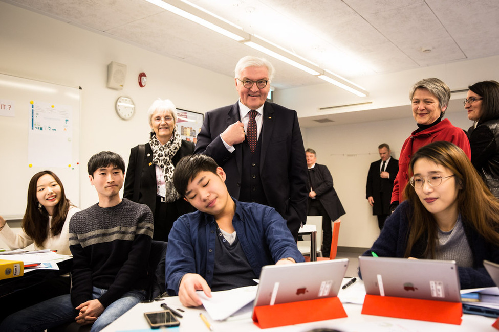 Bundespräsident Frank-Walter Steinmeier besucht eine Deutsch-Klasse des Goethe-Instituts in Seoul