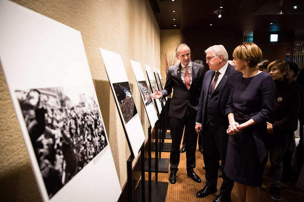 Bundespräsident Frank-Walter Steinmeier und Elke Büdenbender bei der Besichtigung einer Ausstellung zur Kerzenlichtbewegung in Seoul anlässlich des Besuchs in Korea