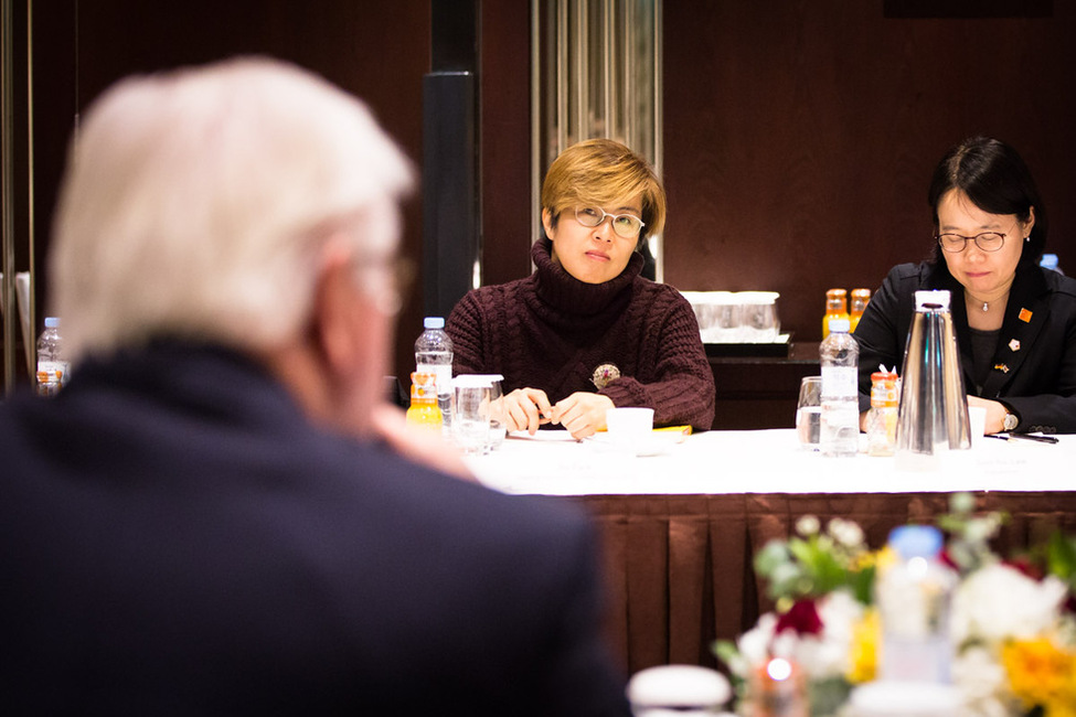 Bundespräsident Frank-Walter Steinmeier und Elke Büdenbender im Gespräch mit Bürgerinnen und Bürgern der Kerzenlichtbewegung in Seoul anlässlich des Besuchs in Korea