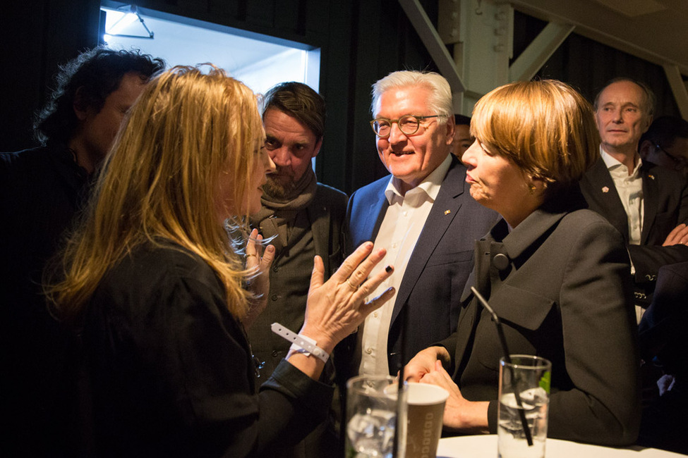 Bundespräsident Frank-Walter Steinmeier und Elke Büdenbender im Gespräch mit Inga Humpe und Tommi Eckart, Mitglieder der Band 2Raumwohnung, in der SJ. Kunsthalle in Seoul anlässlich des Besuchs in Korea