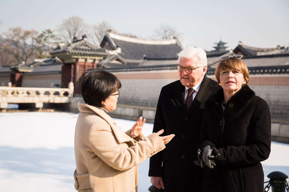 Bundespräsident Frank-Walter Steinmeier und Elke Büdenbender beim gemeinsamen Rundgang durch die Palastanlagen von Gyeongbokgung mit Eun-Jeung Lee, Professorin am Institut für Koreastudien der FU Berlin