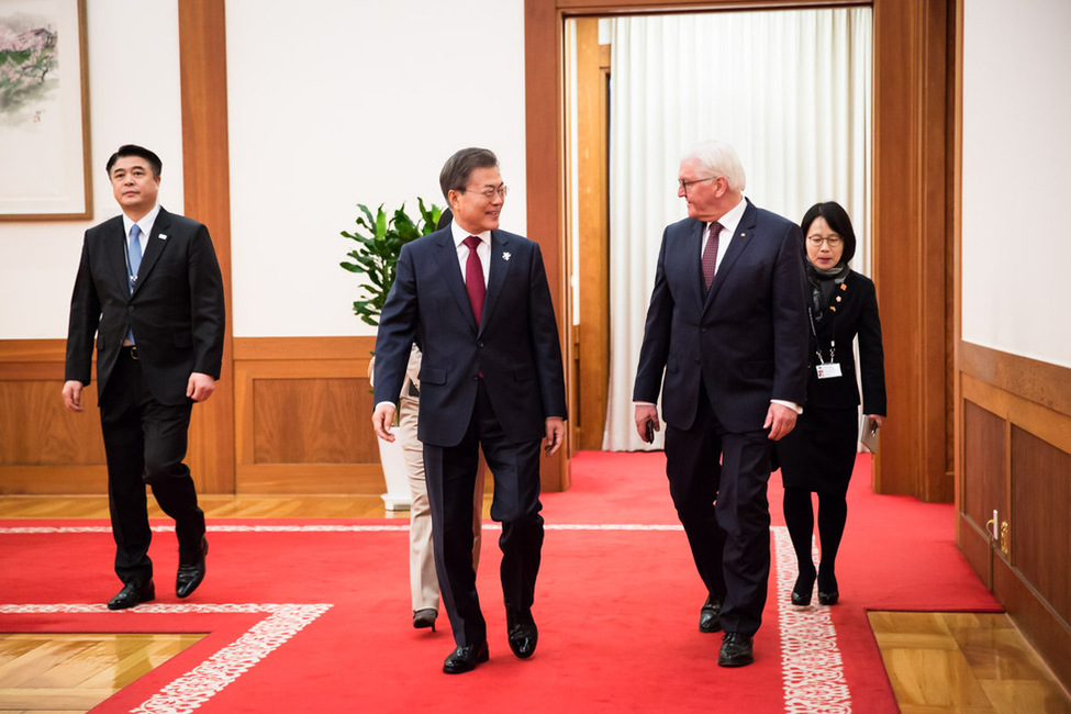 Bundespräsident Frank-Walter Steinmeier bei der Begrüßung durch den Staatspräsidenten der Republik Korea, Moon Jae-in, im Amtssitz des Staatspräsidenten
