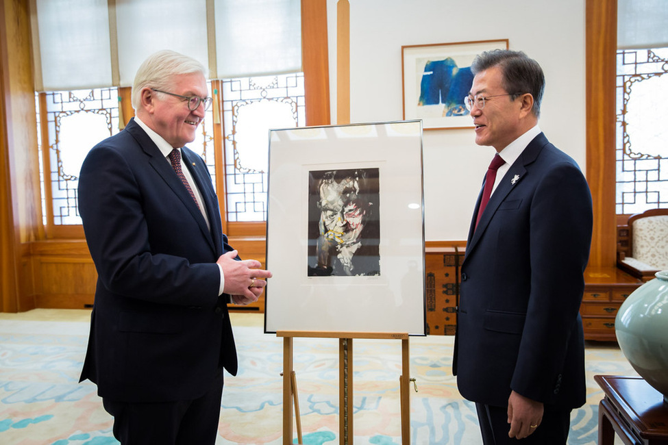 Bundespräsident Frank-Walter Steinmeier übergibt ein Porträt Willy Brandts als Geschenk an den Staatspräsidenten der Republik Korea, Moon Jae-in, im Amtssitz des Staatspräsidenten