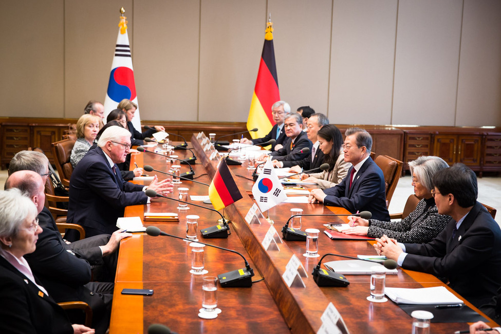 Bundespräsident Frank-Walter Steinmeier im Gespräch mit dem Staatspräsidenten der Republik Korea, Moon Jae-in, im Amtssitz des Staatspräsidenten in Seoul anlässlich des Besuchs in Korea