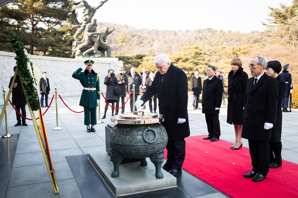 Bundespräsident Frank-Walter Steinmeier und Elke Büdenbender bei der Kranzniederlegung am Gedenkturm des Nationalfriedhofs in Seoul anlässlich des Besuchs in Korea