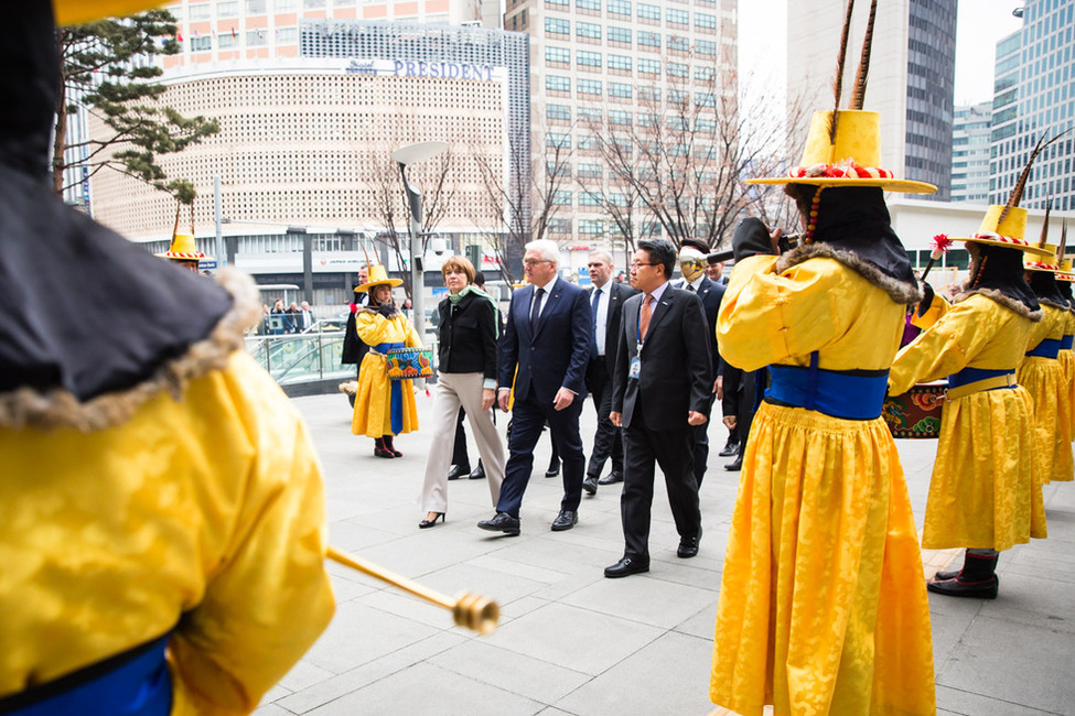 Bundespräsident Frank-Walter Steinmeier und Elke Büdenbender werden am Rathaus durch den Botschafter für Auswärtige Beziehungen der Stadt Seoul, Geun-Hyung Yim, begrüßt 