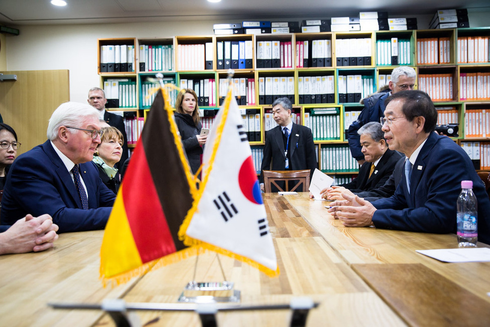 Bundespräsident Frank-Walter Steinmeier und Elke Büdenbender bei einem Gespräch mit dem Oberbürgermeister der Stadt Seoul, Won-Soon Park