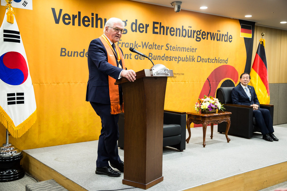 Bundespräsident Frank-Walter Steinmeier hält eine Ansprache nach der Verleihung der Ehrenbürgerwürde im Rathaus der Stadt Seoul 