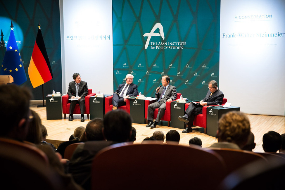 Bundespräsident Frank-Walter Steinmeier bei einer Diskussion im Asan Institute for Policy Studies in Seoul  